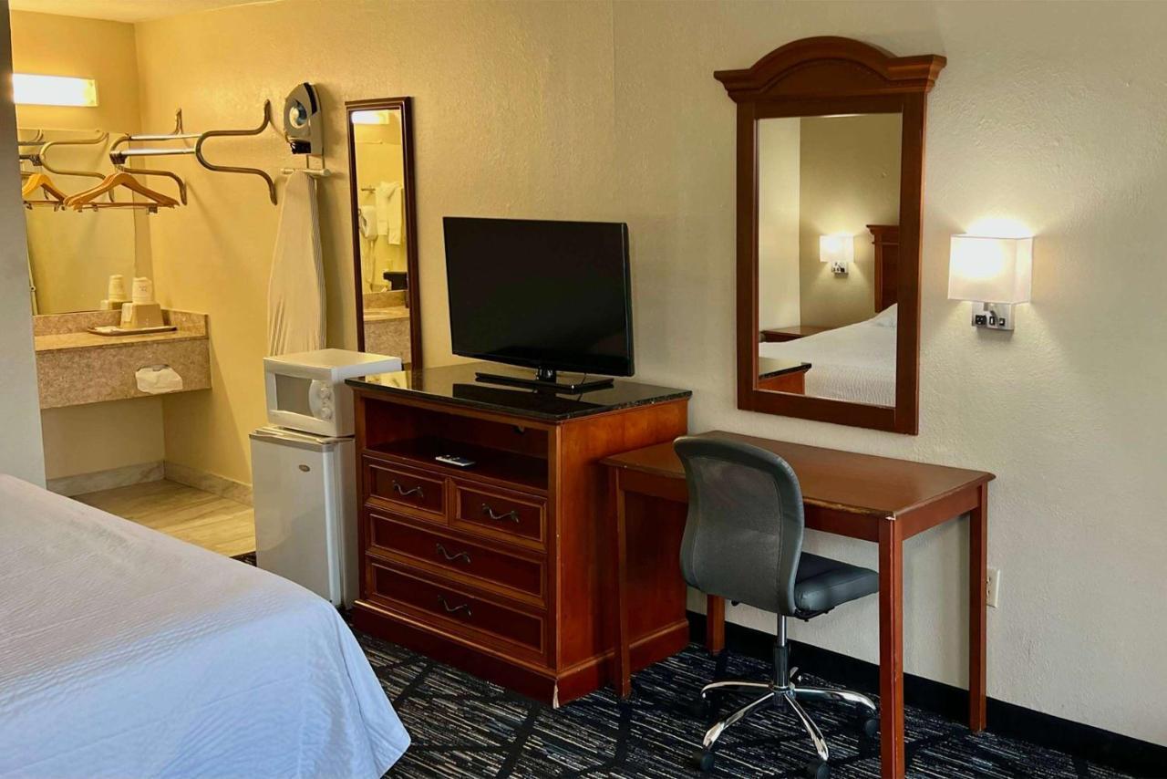 Baymont By Wyndham Troy Hotel Buitenkant foto