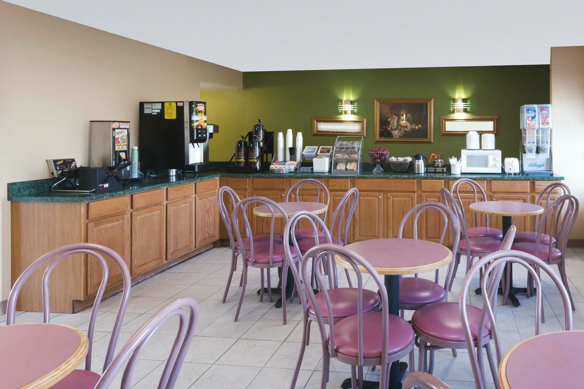 Baymont By Wyndham Troy Hotel Buitenkant foto